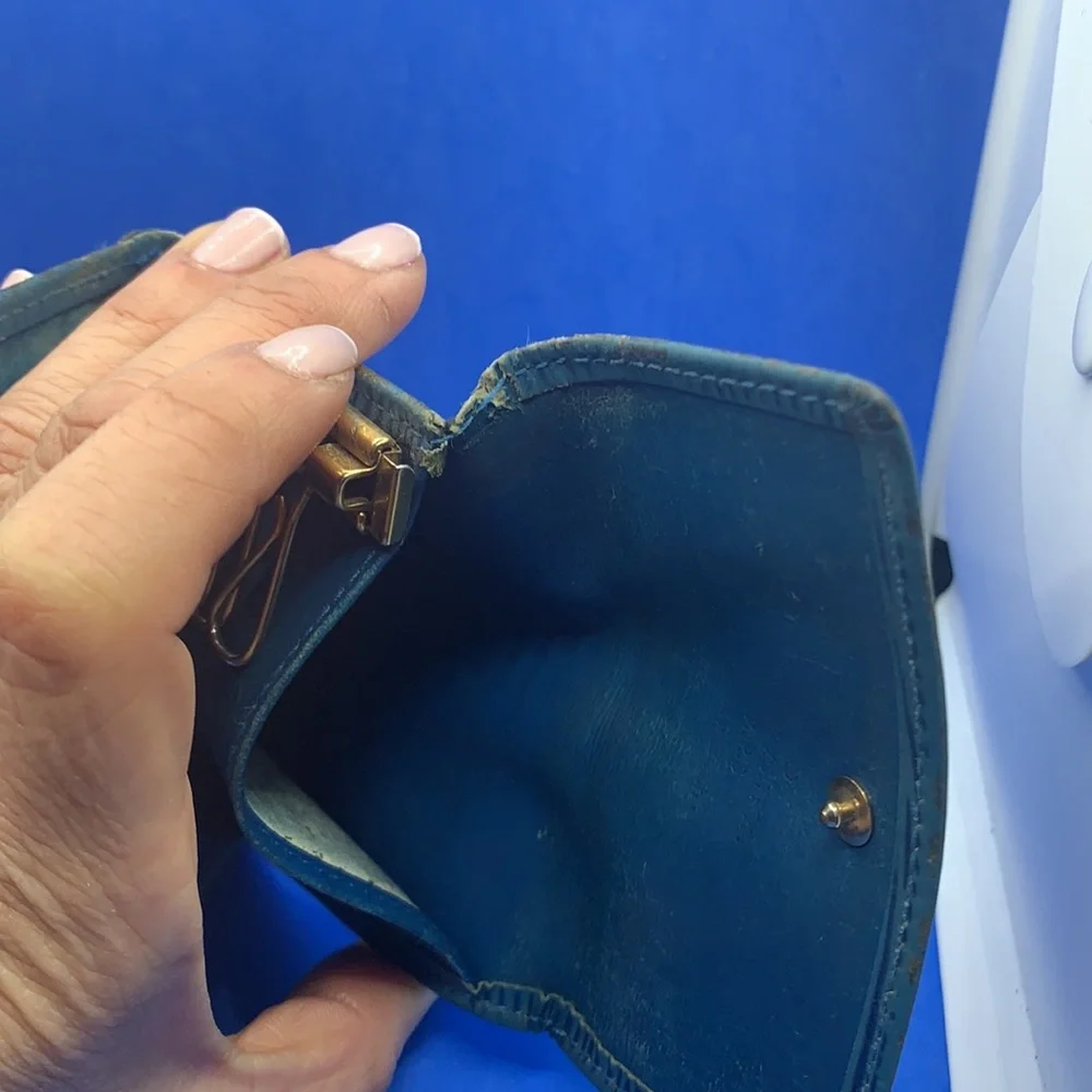 Louis‎ Vuitton Epi leather blue keychain Blue 6 key holder with snap closure